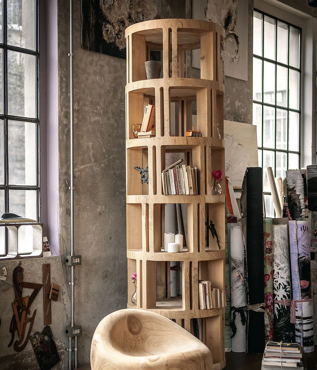 Open bookcase in solid cedar wood, Torre Lignea