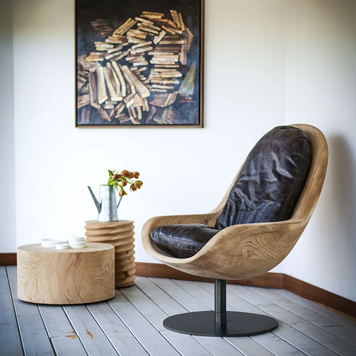 Swivel armchair in solid cedar wood with leather upholstery, Creus