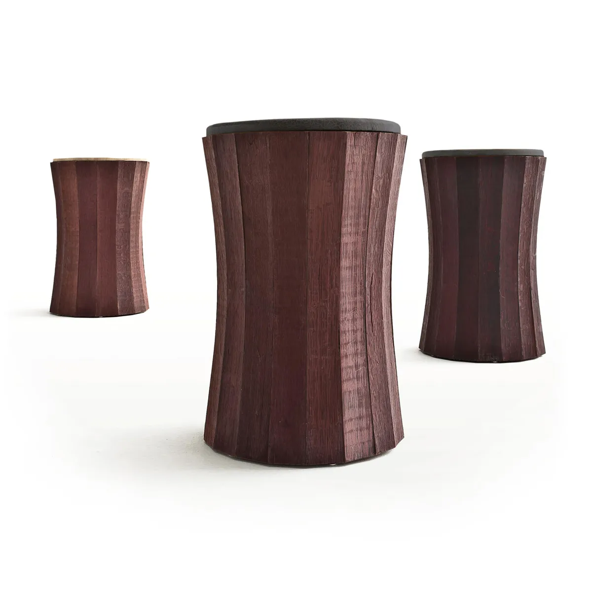 Stool created by the radial arrangement of the staves, Inverso